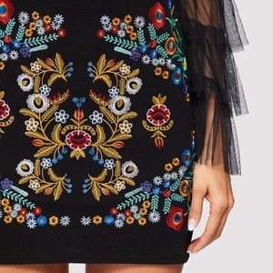 SHEIN Botanical Embroidered High-Rise Mini Skirt size M